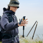 عصای کوهنوردی نیچرهایک مدل CNK2450DS017 در حالت جمع شده