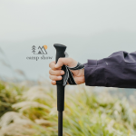 دست کاربر که عصای کوهنوردی نیچرهایک مدل CNK2450DS017 را گرفته است