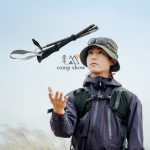 عصای کوهنوردی نیچرهایک مدل CNK2450DS017 روی زمین جنگلی با پس‌زمینه طبیعت