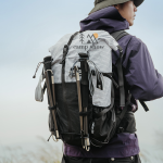 عصای کوهنوردی نیچرهایک مدل CNK2450DS017 نصب شده روی کوله‌پشتی