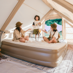 تشک بادی دو‌نفره با ارتفاع ۲۵ سانتی‌متر داخل چادر کمپینگ