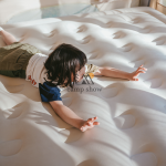 نمای نزدیک از بافت پارچه تشک بادی دو‌نفره ۲۵ سانتی‌متری