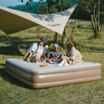 تشک بادی دو‌نفره در طبیعت مناسب برای کمپینگ و سفر