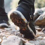 تصویر گتر نیچرهایک مدل CNK2450DS011 بسته‌شده روی کفش کوهنوردی