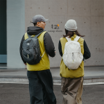 کوله‌پشتی تاشو نیچرهایک CNK2450XB026 در حالت استفاده روی دوش