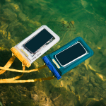 کیف نیچرهایک مدل CNK2300BS015 در حال شناور بودن روی آب، نشان‌دهنده خاصیت ضد آب کامل