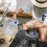 ریختن آب از گالن تاشو نیچرهایک با نازل دقیق