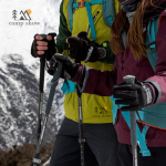 باتوم کوهنوردی Naturehike مدل NH17D017-D در محیط طبیعی