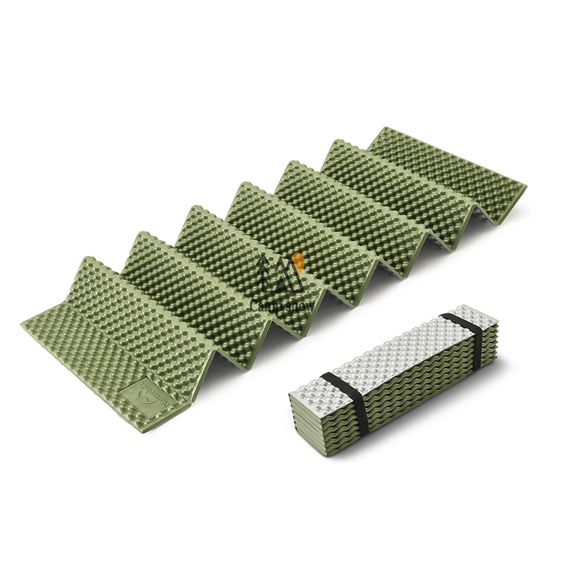 naturehike-cnk2450ws044-folding-aluminum-mat-green-half-folded زیرانداز نیچرهایک CNK2450WS044 جمع شده در دست